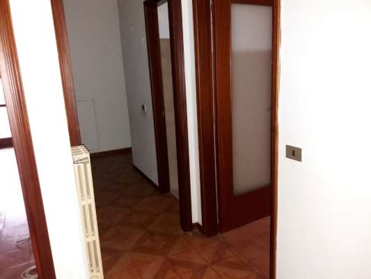 Abitazione in Rovigo (Rovigo) Via Stacche 17 (scala A, piano primo). Composto da: Ingresso, corridoio, cucina, 2 camere, bagno, wc, pranzo soggiorno, ripostiglio, 2 terrazze. + cantina e box auto. Identificativi [N.C.E.U.] Categoria Catastale A/2 foglio 22 part. 721 sub. 24 (compresa cantina ad uso esclusivo), con box auto ad uso esclusivo al foglio 22 part. 721 sub. 5. Mq 110. Libero. Piena proprietà.