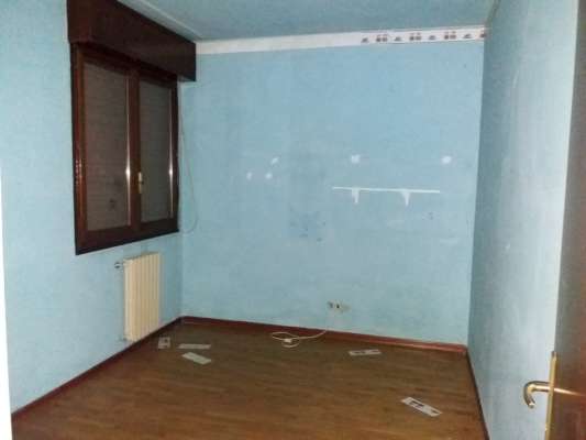 Abitazione in Rovigo (Rovigo) Via Stacche 17 (scala A, piano primo). Composto da: Ingresso, corridoio, cucina, 2 camere, bagno, wc, pranzo soggiorno, ripostiglio, 2 terrazze. + cantina e box auto. Identificativi [N.C.E.U.] Categoria Catastale A/2 foglio 22 part. 721 sub. 24 (compresa cantina ad uso esclusivo), con box auto ad uso esclusivo al foglio 22 part. 721 sub. 5. Mq 110. Libero. Piena proprietà.