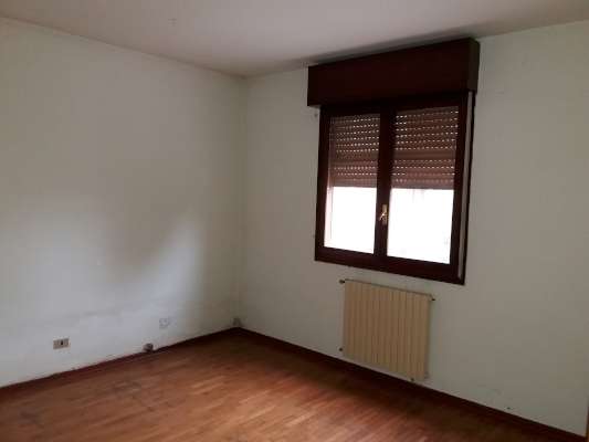 Abitazione in Rovigo (Rovigo) Via Stacche 17 (scala A, piano primo). Composto da: Ingresso, corridoio, cucina, 2 camere, bagno, wc, pranzo soggiorno, ripostiglio, 2 terrazze. + cantina e box auto. Identificativi [N.C.E.U.] Categoria Catastale A/2 foglio 22 part. 721 sub. 24 (compresa cantina ad uso esclusivo), con box auto ad uso esclusivo al foglio 22 part. 721 sub. 5. Mq 110. Libero. Piena proprietà.