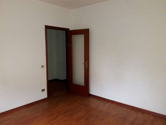 Abitazione in Rovigo (Rovigo) Via Stacche 17 (scala A, piano primo). Composto da: Ingresso, corridoio, cucina, 2 camere, bagno, wc, pranzo soggiorno, ripostiglio, 2 terrazze. + cantina e box auto. Identificativi [N.C.E.U.] Categoria Catastale A/2 foglio 22 part. 721 sub. 24 (compresa cantina ad uso esclusivo), con box auto ad uso esclusivo al foglio 22 part. 721 sub. 5. Mq 110. Libero. Piena proprietà.