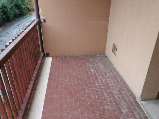 Abitazione in Rovigo (Rovigo) Via Stacche 17 (scala A, piano primo). Composto da: Ingresso, corridoio, cucina, 2 camere, bagno, wc, pranzo soggiorno, ripostiglio, 2 terrazze. + cantina e box auto. Identificativi [N.C.E.U.] Categoria Catastale A/2 foglio 22 part. 721 sub. 24 (compresa cantina ad uso esclusivo), con box auto ad uso esclusivo al foglio 22 part. 721 sub. 5. Mq 110. Libero. Piena proprietà.