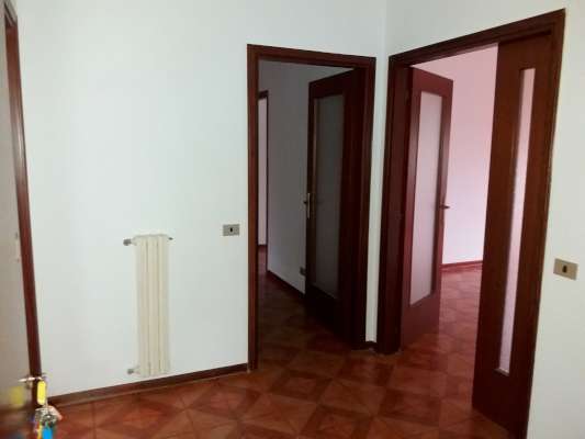 Abitazione in Rovigo (Rovigo) Via Stacche 17 (scala A, piano primo). Composto da: Ingresso, corridoio, cucina, 3 camere, pranzo soggiorno, ripostiglio, bagno, wc, 2 terrazze. + cantina e box auto. Identificativi [N.C.E.U.] Categoria Catastale A/2 foglio 22 part. 721 sub. 25 (compresa cantina ad uso esclusivo), con box auto ad uso esclusivo al foglio 22 part. 721 sub. 6. Mq 134. Libero. Piena proprietà.