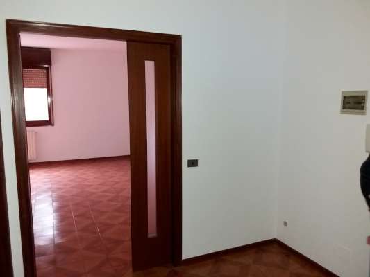 Abitazione in Rovigo (Rovigo) Via Stacche 17 (scala A, piano primo). Composto da: Ingresso, corridoio, cucina, 3 camere, pranzo soggiorno, ripostiglio, bagno, wc, 2 terrazze. + cantina e box auto. Identificativi [N.C.E.U.] Categoria Catastale A/2 foglio 22 part. 721 sub. 25 (compresa cantina ad uso esclusivo), con box auto ad uso esclusivo al foglio 22 part. 721 sub. 6. Mq 134. Libero. Piena proprietà.
