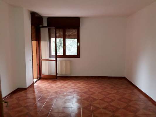Abitazione in Rovigo (Rovigo) Via Stacche 17 (scala A, piano primo). Composto da: Ingresso, corridoio, cucina, 3 camere, pranzo soggiorno, ripostiglio, bagno, wc, 2 terrazze. + cantina e box auto. Identificativi [N.C.E.U.] Categoria Catastale A/2 foglio 22 part. 721 sub. 25 (compresa cantina ad uso esclusivo), con box auto ad uso esclusivo al foglio 22 part. 721 sub. 6. Mq 134. Libero. Piena proprietà.