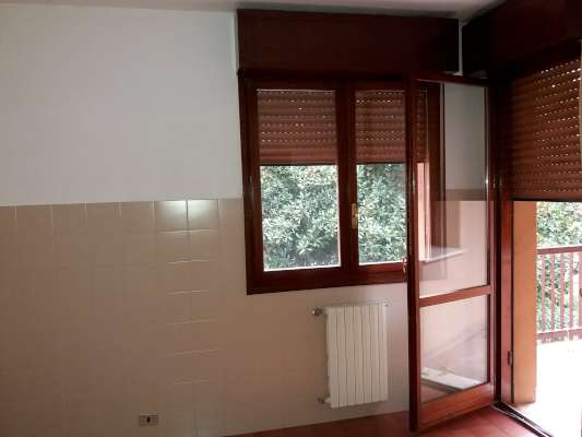 Abitazione in Rovigo (Rovigo) Via Stacche 17 (scala A, piano primo). Composto da: Ingresso, corridoio, cucina, 3 camere, pranzo soggiorno, ripostiglio, bagno, wc, 2 terrazze. + cantina e box auto. Identificativi [N.C.E.U.] Categoria Catastale A/2 foglio 22 part. 721 sub. 25 (compresa cantina ad uso esclusivo), con box auto ad uso esclusivo al foglio 22 part. 721 sub. 6. Mq 134. Libero. Piena proprietà.