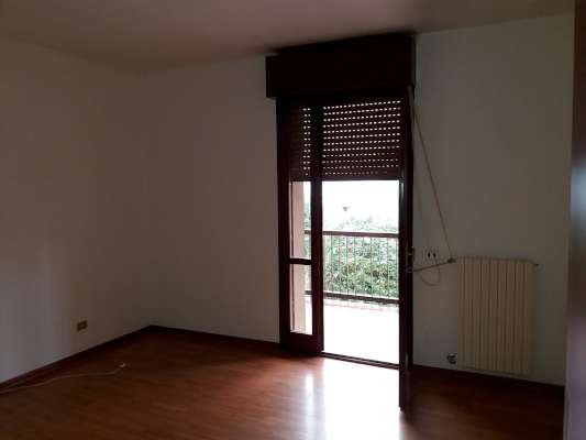 Abitazione in Rovigo (Rovigo) Via Stacche 17 (scala A, piano primo). Composto da: Ingresso, corridoio, cucina, 3 camere, pranzo soggiorno, ripostiglio, bagno, wc, 2 terrazze. + cantina e box auto. Identificativi [N.C.E.U.] Categoria Catastale A/2 foglio 22 part. 721 sub. 25 (compresa cantina ad uso esclusivo), con box auto ad uso esclusivo al foglio 22 part. 721 sub. 6. Mq 134. Libero. Piena proprietà.