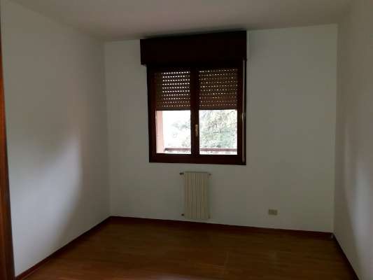 Abitazione in Rovigo (Rovigo) Via Stacche 17 (scala A, piano primo). Composto da: Ingresso, corridoio, cucina, 3 camere, pranzo soggiorno, ripostiglio, bagno, wc, 2 terrazze. + cantina e box auto. Identificativi [N.C.E.U.] Categoria Catastale A/2 foglio 22 part. 721 sub. 25 (compresa cantina ad uso esclusivo), con box auto ad uso esclusivo al foglio 22 part. 721 sub. 6. Mq 134. Libero. Piena proprietà.