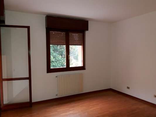 Abitazione in Rovigo (Rovigo) Via Stacche 17 (scala A, piano primo). Composto da: Ingresso, corridoio, cucina, 3 camere, pranzo soggiorno, ripostiglio, bagno, wc, 2 terrazze. + cantina e box auto. Identificativi [N.C.E.U.] Categoria Catastale A/2 foglio 22 part. 721 sub. 25 (compresa cantina ad uso esclusivo), con box auto ad uso esclusivo al foglio 22 part. 721 sub. 6. Mq 134. Libero. Piena proprietà.