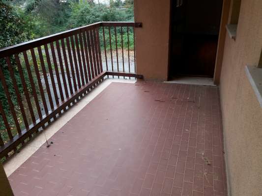 Abitazione in Rovigo (Rovigo) Via Stacche 17 (scala A, piano primo). Composto da: Ingresso, corridoio, cucina, 3 camere, pranzo soggiorno, ripostiglio, bagno, wc, 2 terrazze. + cantina e box auto. Identificativi [N.C.E.U.] Categoria Catastale A/2 foglio 22 part. 721 sub. 25 (compresa cantina ad uso esclusivo), con box auto ad uso esclusivo al foglio 22 part. 721 sub. 6. Mq 134. Libero. Piena proprietà.