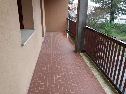 Abitazione in Rovigo (Rovigo) Via Stacche 17 (scala A, piano primo). Composto da: Ingresso, corridoio, cucina, 3 camere, pranzo soggiorno, ripostiglio, bagno, wc, 2 terrazze. + cantina e box auto. Identificativi [N.C.E.U.] Categoria Catastale A/2 foglio 22 part. 721 sub. 25 (compresa cantina ad uso esclusivo), con box auto ad uso esclusivo al foglio 22 part. 721 sub. 6. Mq 134. Libero. Piena proprietà.