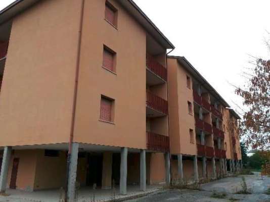 Abitazione in Rovigo (Rovigo) Via Stacche 17 (scala B, piano primo). Composto da: Ingresso, corridoio, cucina, 3 camere, pranzo soggiorno, ripostiglio, bagno, wc, 2 terrazze. + cantina e box auto. Identificativi [N.C.E.U.] Categoria Catastale A/2 foglio 22 part. 721 sub. 26 (compresa cantina ad uso esclusivo), con box auto ad uso esclusivo al foglio 22 part. 721 sub. 20. Mq 133. Libero. Piena proprietà.