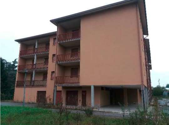 Abitazione in Rovigo (Rovigo) Via Stacche 17 (scala B, piano primo). Composto da: Ingresso, corridoio, cucina, 3 camere, pranzo soggiorno, ripostiglio, bagno, wc, 2 terrazze. + cantina e box auto. Identificativi [N.C.E.U.] Categoria Catastale A/2 foglio 22 part. 721 sub. 26 (compresa cantina ad uso esclusivo), con box auto ad uso esclusivo al foglio 22 part. 721 sub. 20. Mq 133. Libero. Piena proprietà.