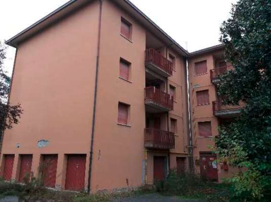 Abitazione in Rovigo (Rovigo) Via Stacche 17 (scala B, piano primo). Composto da: Ingresso, corridoio, cucina, 3 camere, pranzo soggiorno, ripostiglio, bagno, wc, 2 terrazze. + cantina e box auto. Identificativi [N.C.E.U.] Categoria Catastale A/2 foglio 22 part. 721 sub. 26 (compresa cantina ad uso esclusivo), con box auto ad uso esclusivo al foglio 22 part. 721 sub. 20. Mq 133. Libero. Piena proprietà.