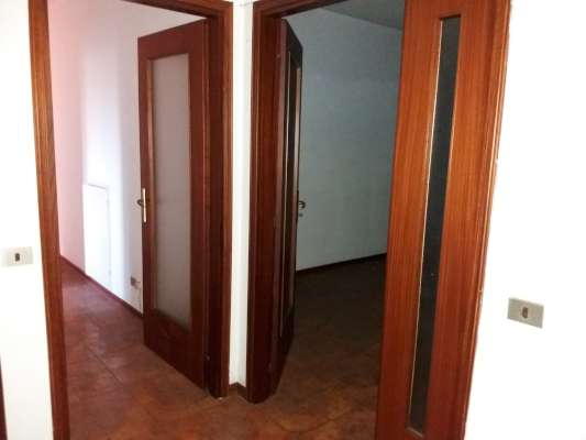 Abitazione in Rovigo (Rovigo) Via Stacche 17 (scala B, piano primo). Composto da: Ingresso, corridoio, cucina, 3 camere, pranzo soggiorno, ripostiglio, bagno, wc, 2 terrazze. + cantina e box auto. Identificativi [N.C.E.U.] Categoria Catastale A/2 foglio 22 part. 721 sub. 26 (compresa cantina ad uso esclusivo), con box auto ad uso esclusivo al foglio 22 part. 721 sub. 20. Mq 133. Libero. Piena proprietà.