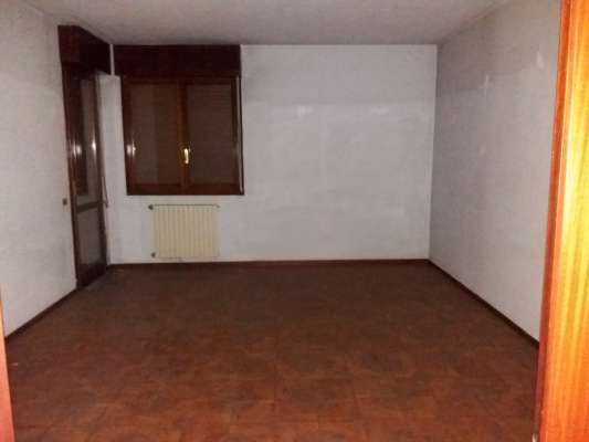 Abitazione in Rovigo (Rovigo) Via Stacche 17 (scala B, piano primo). Composto da: Ingresso, corridoio, cucina, 3 camere, pranzo soggiorno, ripostiglio, bagno, wc, 2 terrazze. + cantina e box auto. Identificativi [N.C.E.U.] Categoria Catastale A/2 foglio 22 part. 721 sub. 26 (compresa cantina ad uso esclusivo), con box auto ad uso esclusivo al foglio 22 part. 721 sub. 20. Mq 133. Libero. Piena proprietà.