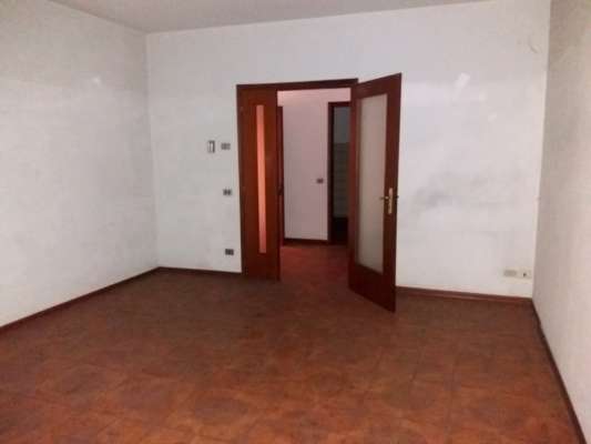 Abitazione in Rovigo (Rovigo) Via Stacche 17 (scala B, piano primo). Composto da: Ingresso, corridoio, cucina, 3 camere, pranzo soggiorno, ripostiglio, bagno, wc, 2 terrazze. + cantina e box auto. Identificativi [N.C.E.U.] Categoria Catastale A/2 foglio 22 part. 721 sub. 26 (compresa cantina ad uso esclusivo), con box auto ad uso esclusivo al foglio 22 part. 721 sub. 20. Mq 133. Libero. Piena proprietà.