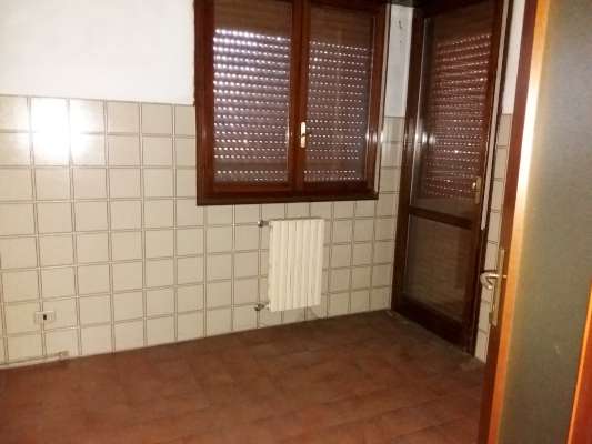 Abitazione in Rovigo (Rovigo) Via Stacche 17 (scala B, piano primo). Composto da: Ingresso, corridoio, cucina, 3 camere, pranzo soggiorno, ripostiglio, bagno, wc, 2 terrazze. + cantina e box auto. Identificativi [N.C.E.U.] Categoria Catastale A/2 foglio 22 part. 721 sub. 26 (compresa cantina ad uso esclusivo), con box auto ad uso esclusivo al foglio 22 part. 721 sub. 20. Mq 133. Libero. Piena proprietà.