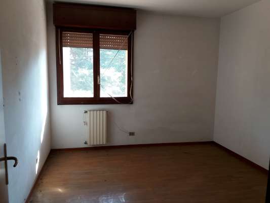 Abitazione in Rovigo (Rovigo) Via Stacche 17 (scala B, piano primo). Composto da: Ingresso, corridoio, cucina, 3 camere, pranzo soggiorno, ripostiglio, bagno, wc, 2 terrazze. + cantina e box auto. Identificativi [N.C.E.U.] Categoria Catastale A/2 foglio 22 part. 721 sub. 26 (compresa cantina ad uso esclusivo), con box auto ad uso esclusivo al foglio 22 part. 721 sub. 20. Mq 133. Libero. Piena proprietà.