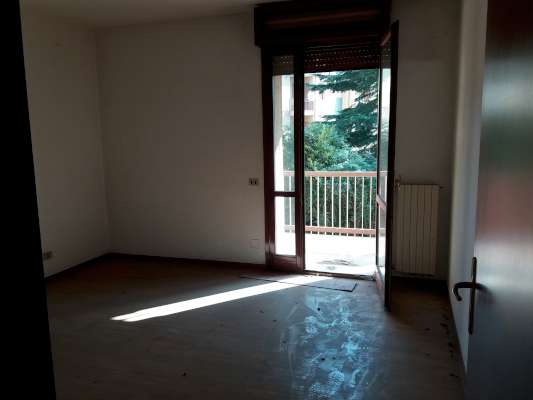 Abitazione in Rovigo (Rovigo) Via Stacche 17 (scala B, piano primo). Composto da: Ingresso, corridoio, cucina, 3 camere, pranzo soggiorno, ripostiglio, bagno, wc, 2 terrazze. + cantina e box auto. Identificativi [N.C.E.U.] Categoria Catastale A/2 foglio 22 part. 721 sub. 26 (compresa cantina ad uso esclusivo), con box auto ad uso esclusivo al foglio 22 part. 721 sub. 20. Mq 133. Libero. Piena proprietà.