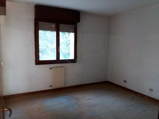 Abitazione in Rovigo (Rovigo) Via Stacche 17 (scala B, piano primo). Composto da: Ingresso, corridoio, cucina, 3 camere, pranzo soggiorno, ripostiglio, bagno, wc, 2 terrazze. + cantina e box auto. Identificativi [N.C.E.U.] Categoria Catastale A/2 foglio 22 part. 721 sub. 26 (compresa cantina ad uso esclusivo), con box auto ad uso esclusivo al foglio 22 part. 721 sub. 20. Mq 133. Libero. Piena proprietà.