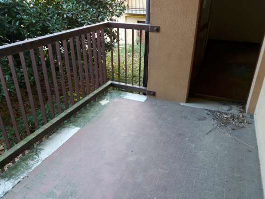 Abitazione in Rovigo (Rovigo) Via Stacche 17 (scala B, piano primo). Composto da: Ingresso, corridoio, cucina, 3 camere, pranzo soggiorno, ripostiglio, bagno, wc, 2 terrazze. + cantina e box auto. Identificativi [N.C.E.U.] Categoria Catastale A/2 foglio 22 part. 721 sub. 26 (compresa cantina ad uso esclusivo), con box auto ad uso esclusivo al foglio 22 part. 721 sub. 20. Mq 133. Libero. Piena proprietà.