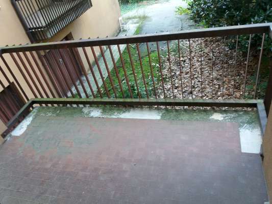 Abitazione in Rovigo (Rovigo) Via Stacche 17 (scala B, piano primo). Composto da: Ingresso, corridoio, cucina, 3 camere, pranzo soggiorno, ripostiglio, bagno, wc, 2 terrazze. + cantina e box auto. Identificativi [N.C.E.U.] Categoria Catastale A/2 foglio 22 part. 721 sub. 26 (compresa cantina ad uso esclusivo), con box auto ad uso esclusivo al foglio 22 part. 721 sub. 20. Mq 133. Libero. Piena proprietà.