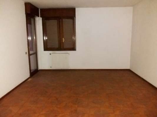 Abitazione in Rovigo (Rovigo) Via Stacche 17 (scala B, piano terzo). Composto da: Ingresso, corridoio, cucina, 3 camere, pranzo soggiorno, ripostiglio, bagno, wc, 2 terrazze. + cantina e box auto. Identificativi [N.C.E.U.] Categoria Catastale A/2 foglio 22 part. 721 sub. 38 (compresa cantina ad uso esclusivo), con box auto ad uso esclusivo al foglio 22 part. 721 sub. 14. Mq 134. Libero. Piena proprietà.