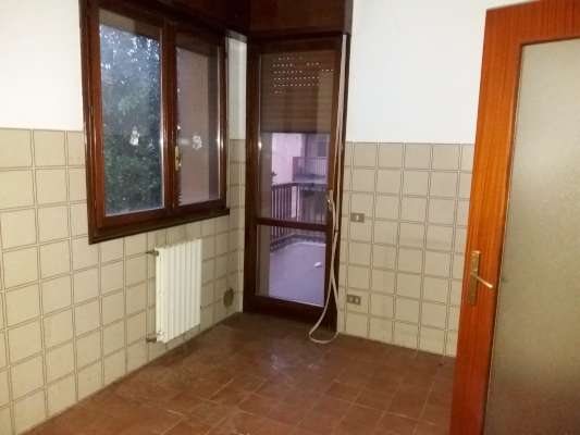 Abitazione in Rovigo (Rovigo) Via Stacche 17 (scala B, piano terzo). Composto da: Ingresso, corridoio, cucina, 3 camere, pranzo soggiorno, ripostiglio, bagno, wc, 2 terrazze. + cantina e box auto. Identificativi [N.C.E.U.] Categoria Catastale A/2 foglio 22 part. 721 sub. 38 (compresa cantina ad uso esclusivo), con box auto ad uso esclusivo al foglio 22 part. 721 sub. 14. Mq 134. Libero. Piena proprietà.
