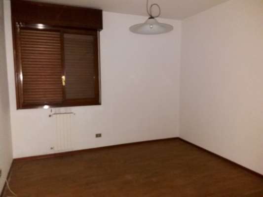 Abitazione in Rovigo (Rovigo) Via Stacche 17 (scala B, piano terzo). Composto da: Ingresso, corridoio, cucina, 3 camere, pranzo soggiorno, ripostiglio, bagno, wc, 2 terrazze. + cantina e box auto. Identificativi [N.C.E.U.] Categoria Catastale A/2 foglio 22 part. 721 sub. 38 (compresa cantina ad uso esclusivo), con box auto ad uso esclusivo al foglio 22 part. 721 sub. 14. Mq 134. Libero. Piena proprietà.