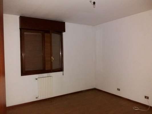 Abitazione in Rovigo (Rovigo) Via Stacche 17 (scala B, piano terzo). Composto da: Ingresso, corridoio, cucina, 3 camere, pranzo soggiorno, ripostiglio, bagno, wc, 2 terrazze. + cantina e box auto. Identificativi [N.C.E.U.] Categoria Catastale A/2 foglio 22 part. 721 sub. 38 (compresa cantina ad uso esclusivo), con box auto ad uso esclusivo al foglio 22 part. 721 sub. 14. Mq 134. Libero. Piena proprietà.