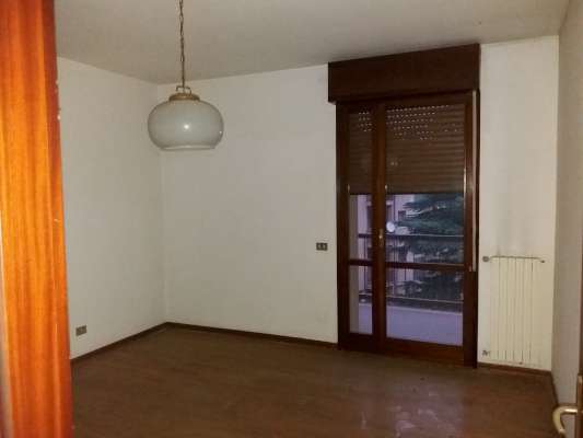 Abitazione in Rovigo (Rovigo) Via Stacche 17 (scala B, piano terzo). Composto da: Ingresso, corridoio, cucina, 3 camere, pranzo soggiorno, ripostiglio, bagno, wc, 2 terrazze. + cantina e box auto. Identificativi [N.C.E.U.] Categoria Catastale A/2 foglio 22 part. 721 sub. 38 (compresa cantina ad uso esclusivo), con box auto ad uso esclusivo al foglio 22 part. 721 sub. 14. Mq 134. Libero. Piena proprietà.