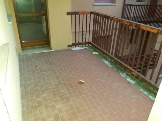 Abitazione in Rovigo (Rovigo) Via Stacche 17 (scala B, piano terzo). Composto da: Ingresso, corridoio, cucina, 3 camere, pranzo soggiorno, ripostiglio, bagno, wc, 2 terrazze. + cantina e box auto. Identificativi [N.C.E.U.] Categoria Catastale A/2 foglio 22 part. 721 sub. 38 (compresa cantina ad uso esclusivo), con box auto ad uso esclusivo al foglio 22 part. 721 sub. 14. Mq 134. Libero. Piena proprietà.