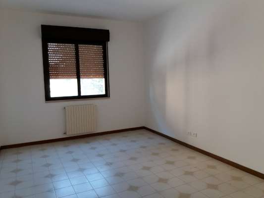 Abitazione in Rovigo (Rovigo) Via Stacche 19 (piano primo). Composto da: Ingresso, corridoio, cucina, 3 camere, pranzo soggiorno, ripostiglio, bagno, wc, 3 terrazze. + cantina e box auto. Identificativi [N.C.E.U.] Categoria Catastale A/2 foglio 22 part. 721 sub. 49 (compresa cantina ad uso esclusivo), con box auto ad uso esclusivo al foglio 22 part. 721 sub. 42. Mq 138. Libero. Piena proprietà.
