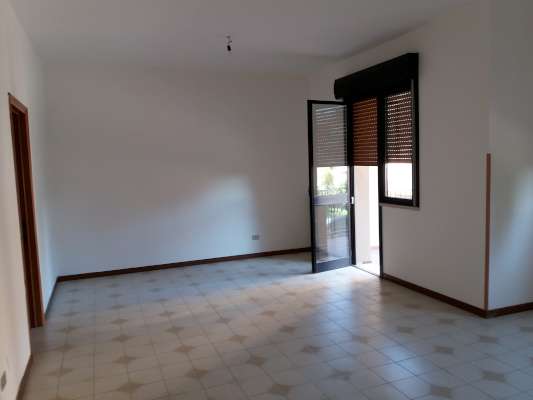 Abitazione in Rovigo (Rovigo) Via Stacche 19 (piano primo). Composto da: Ingresso, corridoio, cucina, 3 camere, pranzo soggiorno, ripostiglio, bagno, wc, 3 terrazze. + cantina e box auto. Identificativi [N.C.E.U.] Categoria Catastale A/2 foglio 22 part. 721 sub. 49 (compresa cantina ad uso esclusivo), con box auto ad uso esclusivo al foglio 22 part. 721 sub. 42. Mq 138. Libero. Piena proprietà.