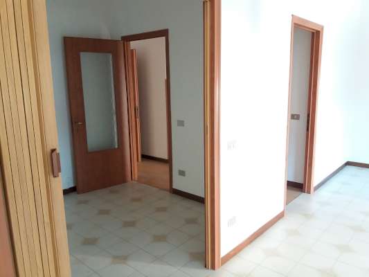 Abitazione in Rovigo (Rovigo) Via Stacche 19 (piano primo). Composto da: Ingresso, corridoio, cucina, 3 camere, pranzo soggiorno, ripostiglio, bagno, wc, 3 terrazze. + cantina e box auto. Identificativi [N.C.E.U.] Categoria Catastale A/2 foglio 22 part. 721 sub. 49 (compresa cantina ad uso esclusivo), con box auto ad uso esclusivo al foglio 22 part. 721 sub. 42. Mq 138. Libero. Piena proprietà.