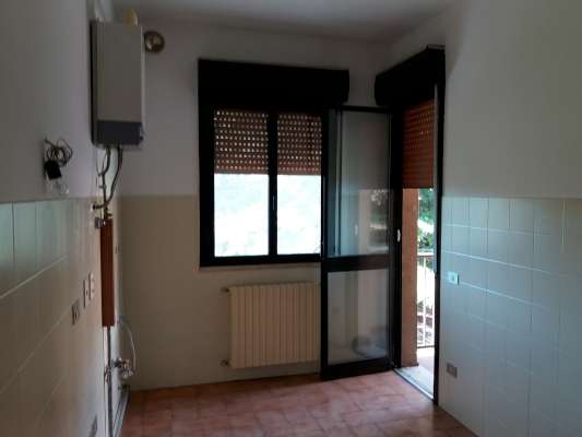 Abitazione in Rovigo (Rovigo) Via Stacche 19 (piano primo). Composto da: Ingresso, corridoio, cucina, 3 camere, pranzo soggiorno, ripostiglio, bagno, wc, 3 terrazze. + cantina e box auto. Identificativi [N.C.E.U.] Categoria Catastale A/2 foglio 22 part. 721 sub. 49 (compresa cantina ad uso esclusivo), con box auto ad uso esclusivo al foglio 22 part. 721 sub. 42. Mq 138. Libero. Piena proprietà.