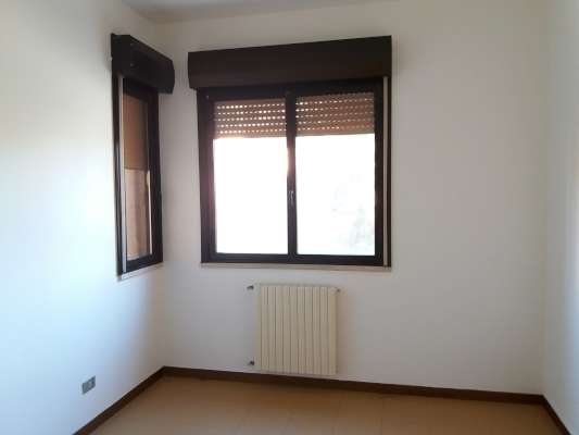 Abitazione in Rovigo (Rovigo) Via Stacche 19 (piano primo). Composto da: Ingresso, corridoio, cucina, 3 camere, pranzo soggiorno, ripostiglio, bagno, wc, 3 terrazze. + cantina e box auto. Identificativi [N.C.E.U.] Categoria Catastale A/2 foglio 22 part. 721 sub. 49 (compresa cantina ad uso esclusivo), con box auto ad uso esclusivo al foglio 22 part. 721 sub. 42. Mq 138. Libero. Piena proprietà.