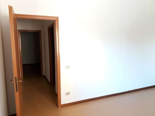 Abitazione in Rovigo (Rovigo) Via Stacche 19 (piano primo). Composto da: Ingresso, corridoio, cucina, 3 camere, pranzo soggiorno, ripostiglio, bagno, wc, 3 terrazze. + cantina e box auto. Identificativi [N.C.E.U.] Categoria Catastale A/2 foglio 22 part. 721 sub. 49 (compresa cantina ad uso esclusivo), con box auto ad uso esclusivo al foglio 22 part. 721 sub. 42. Mq 138. Libero. Piena proprietà.