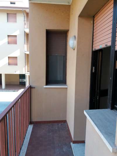 Abitazione in Rovigo (Rovigo) Via Stacche 19 (piano primo). Composto da: Ingresso, corridoio, cucina, 3 camere, pranzo soggiorno, ripostiglio, bagno, wc, 3 terrazze. + cantina e box auto. Identificativi [N.C.E.U.] Categoria Catastale A/2 foglio 22 part. 721 sub. 49 (compresa cantina ad uso esclusivo), con box auto ad uso esclusivo al foglio 22 part. 721 sub. 42. Mq 138. Libero. Piena proprietà.