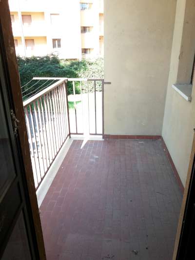 Abitazione in Rovigo (Rovigo) Via Stacche 19 (piano primo). Composto da: Ingresso, corridoio, cucina, 3 camere, pranzo soggiorno, ripostiglio, bagno, wc, 3 terrazze. + cantina e box auto. Identificativi [N.C.E.U.] Categoria Catastale A/2 foglio 22 part. 721 sub. 49 (compresa cantina ad uso esclusivo), con box auto ad uso esclusivo al foglio 22 part. 721 sub. 42. Mq 138. Libero. Piena proprietà.