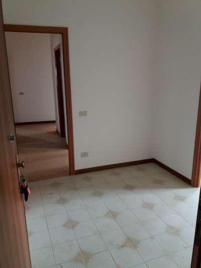 Abitazione in Rovigo (Rovigo) Via Stacche 21 (piano terzo). Composto da: Ingresso, corridoio, cucina, 3 camere, pranzo soggiorno, ripostiglio, bagno, wc, 3 terrazze. + cantina e box auto. Identificativi [N.C.E.U.] Categoria Catastale A/2 foglio 22 part. 721 sub. 66 (compresa cantina ad uso esclusivo), con box auto ad uso esclusivo al foglio 22 part. 721 sub. 57. Mq 137. Libero. Piena proprietà.