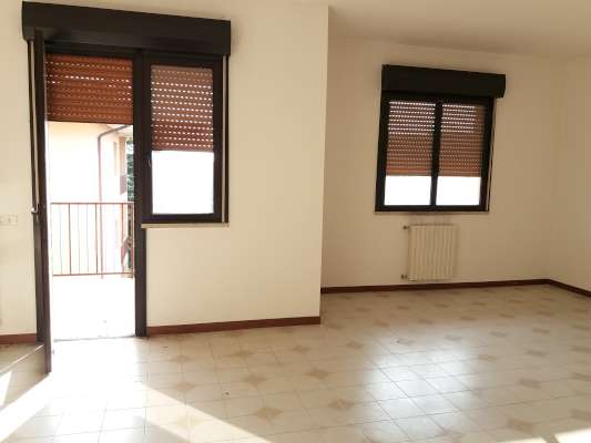 Abitazione in Rovigo (Rovigo) Via Stacche 21 (piano terzo). Composto da: Ingresso, corridoio, cucina, 3 camere, pranzo soggiorno, ripostiglio, bagno, wc, 3 terrazze. + cantina e box auto. Identificativi [N.C.E.U.] Categoria Catastale A/2 foglio 22 part. 721 sub. 66 (compresa cantina ad uso esclusivo), con box auto ad uso esclusivo al foglio 22 part. 721 sub. 57. Mq 137. Libero. Piena proprietà.