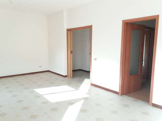 Abitazione in Rovigo (Rovigo) Via Stacche 21 (piano terzo). Composto da: Ingresso, corridoio, cucina, 3 camere, pranzo soggiorno, ripostiglio, bagno, wc, 3 terrazze. + cantina e box auto. Identificativi [N.C.E.U.] Categoria Catastale A/2 foglio 22 part. 721 sub. 66 (compresa cantina ad uso esclusivo), con box auto ad uso esclusivo al foglio 22 part. 721 sub. 57. Mq 137. Libero. Piena proprietà.