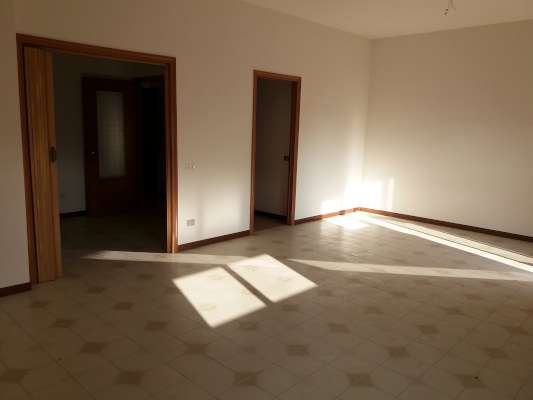 Abitazione in Rovigo (Rovigo) Via Stacche 21 (piano terzo). Composto da: Ingresso, corridoio, cucina, 3 camere, pranzo soggiorno, ripostiglio, bagno, wc, 3 terrazze. + cantina e box auto. Identificativi [N.C.E.U.] Categoria Catastale A/2 foglio 22 part. 721 sub. 66 (compresa cantina ad uso esclusivo), con box auto ad uso esclusivo al foglio 22 part. 721 sub. 57. Mq 137. Libero. Piena proprietà.
