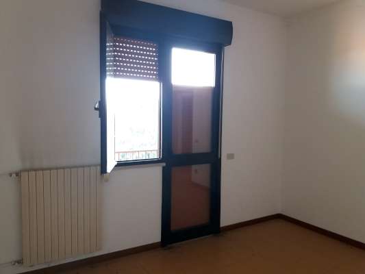 Abitazione in Rovigo (Rovigo) Via Stacche 21 (piano terzo). Composto da: Ingresso, corridoio, cucina, 3 camere, pranzo soggiorno, ripostiglio, bagno, wc, 3 terrazze. + cantina e box auto. Identificativi [N.C.E.U.] Categoria Catastale A/2 foglio 22 part. 721 sub. 66 (compresa cantina ad uso esclusivo), con box auto ad uso esclusivo al foglio 22 part. 721 sub. 57. Mq 137. Libero. Piena proprietà.