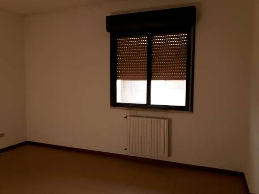 Abitazione in Rovigo (Rovigo) Via Stacche 21 (piano terzo). Composto da: Ingresso, corridoio, cucina, 3 camere, pranzo soggiorno, ripostiglio, bagno, wc, 3 terrazze. + cantina e box auto. Identificativi [N.C.E.U.] Categoria Catastale A/2 foglio 22 part. 721 sub. 66 (compresa cantina ad uso esclusivo), con box auto ad uso esclusivo al foglio 22 part. 721 sub. 57. Mq 137. Libero. Piena proprietà.