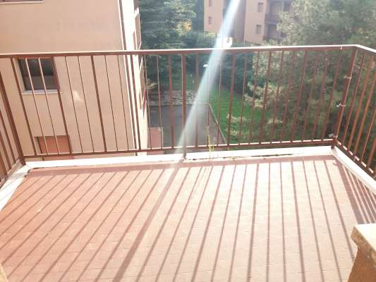 Abitazione in Rovigo (Rovigo) Via Stacche 21 (piano terzo). Composto da: Ingresso, corridoio, cucina, 3 camere, pranzo soggiorno, ripostiglio, bagno, wc, 3 terrazze. + cantina e box auto. Identificativi [N.C.E.U.] Categoria Catastale A/2 foglio 22 part. 721 sub. 66 (compresa cantina ad uso esclusivo), con box auto ad uso esclusivo al foglio 22 part. 721 sub. 57. Mq 137. Libero. Piena proprietà.