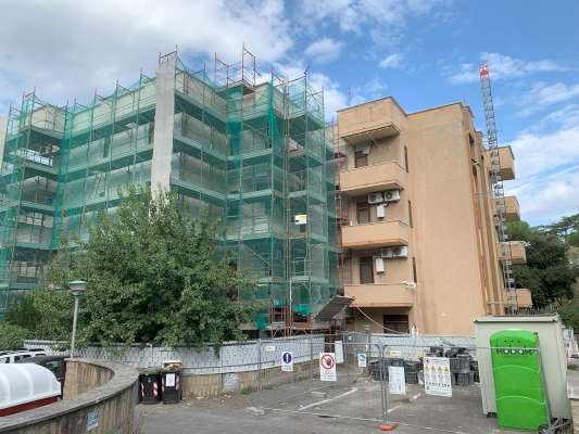 Abitazione in Ciampino (Roma) Via Mura Dei Francesi 195 (scala Pal. 24, piano terzo, int. 12). Composto da: ingresso, corridoio, 3 camere, cucina, WC e 2 terrazzi + Cantina e posto auto scoperto. Identificativi [N.C.E.U.] Categoria Catastale A2 foglio 8 part. 525 sub. 12, con cantina ad uso esclusivo al foglio 8 part. 525 sub. 25 e posto auto scoperto ad uso esclusivo al foglio 8 part. 1384 sub. 3. Mq 108. Libero. Piena proprietà.