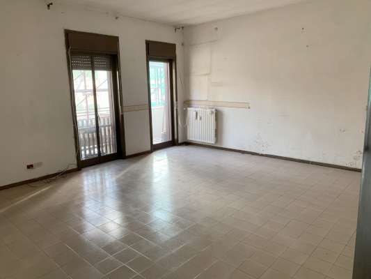 Abitazione in Ciampino (Roma) Via Mura Dei Francesi 195 (scala Pal. 24, piano terzo, int. 12). Composto da: ingresso, corridoio, 3 camere, cucina, WC e 2 terrazzi + Cantina e posto auto scoperto. Identificativi [N.C.E.U.] Categoria Catastale A2 foglio 8 part. 525 sub. 12, con cantina ad uso esclusivo al foglio 8 part. 525 sub. 25 e posto auto scoperto ad uso esclusivo al foglio 8 part. 1384 sub. 3. Mq 108. Libero. Piena proprietà.