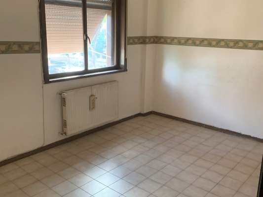 Abitazione in Ciampino (Roma) Via Mura Dei Francesi 195 (scala Pal. 24, piano terzo, int. 12). Composto da: ingresso, corridoio, 3 camere, cucina, WC e 2 terrazzi + Cantina e posto auto scoperto. Identificativi [N.C.E.U.] Categoria Catastale A2 foglio 8 part. 525 sub. 12, con cantina ad uso esclusivo al foglio 8 part. 525 sub. 25 e posto auto scoperto ad uso esclusivo al foglio 8 part. 1384 sub. 3. Mq 108. Libero. Piena proprietà.